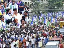 నాడు టీడీపీ ఆఫీసులపై దాడులు.. నేడు నడిరోడ్డుపై టీచర్లపై అరాచకాలు..!