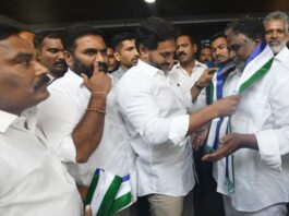 మేలో జగన్ కండువా కప్పారు.. సెప్టెంబర్లో సస్పెండ్ చేశారు..!