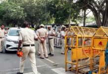 ఢిల్లీలో హైటెన్షన్.. సరిహద్దులు క్లోజ్, ఇంటర్నెట్ బంద్..!